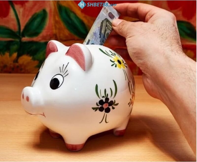 Mơ thấy tiền có phát tài không? Giải mã giấc mơ cùng Shbet 13 Mộng thấy bạn mình cho tiền vào heo đất